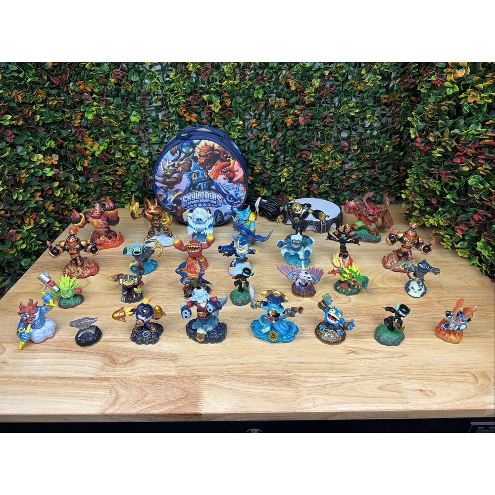Skylanders Spyro's Adventure Activision Lot of‎ 28 Mixed Figures + Carrying Case